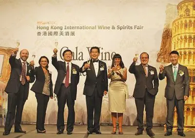 2011 Hong Kong - International Wine & Spirits Fair ministri dell'economia e del commercio Hong Kong, direttrice ICE, allora Console Generale Hong Kong ora Ambasciatrice a Yangon, Giovanni Mantovano Direttore Generale Fiere Verona (Vinitaly)